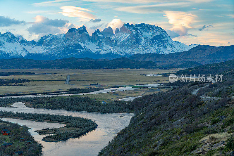 智利Torres del Paine国家公园的Serrano河景色